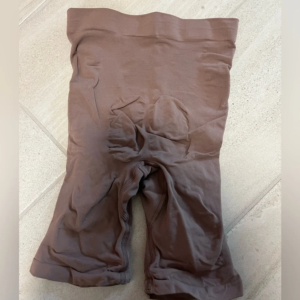 LIKE NEW Skims Taupe Dark Beige Shape wear Size L XL Seamless Sculpt Short - Picture 2 of 3